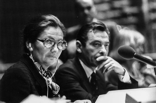 Simone Weil en 1979, à la présidence du Parlement européen à Strasbourg (illustration - Photo de Claude Truong-Ngoc / Wikimedia Commons - cc-by-sa-3.0),