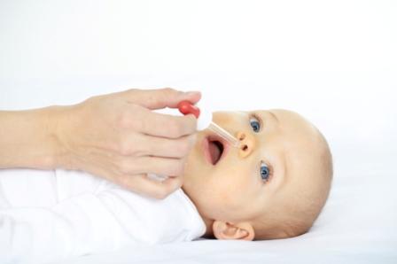 Dans la rhinopharyngite aiguë, les solutions de lavage nasal sont d'autant plus nécessaires que l'enfant est plus jeune.