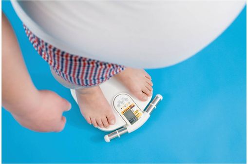 L'obésité est définie par un IMC supérieur ou égal à 30 kg/m2 et le surpoids par un IMC compris entre 27 kg/m2 et 30 kg/m2.