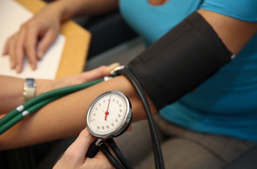 TARKA LP est indiqué dans la prise en charge de l'hypertension artérielle essentielle (illustration).