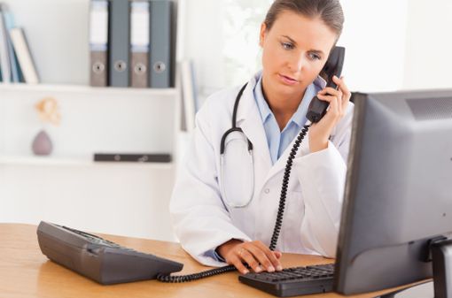 Les professionnels de santé sont sollicités par leurs patients par téléphone, mais aussi, de plus en plus, par mail (illustration). 