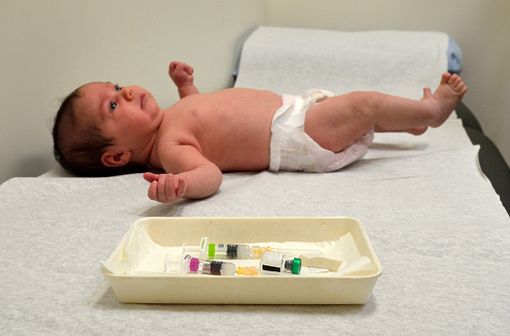 Les 11 vaccinations obligatoires doivent être pratiquées dans les 18 premiers mois de l'enfant, sauf contre-indications reconnues (illustration).