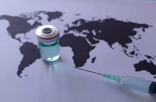 Un bénéfice qui dépendra aussi de la généralisation de la vaccination à l'ensemble de la planète (illustration).