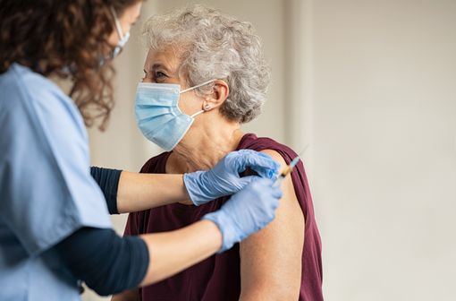 La campagne pour un deuxième rappel vaccinal contre la COVID-19 est ouverte pour les personnes à partir de 65 ans les plus à risque  (illustration).