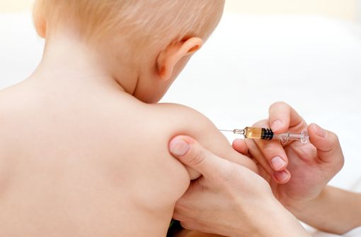Pour limiter les répercussions des ruptures de stock sur la vaccination des nourrissons et des enfants, il est recommandé de privilégier si possible le recours aux vaccins hexavalents (illustration).