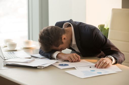 En cas de narcolepsie, l'individu ressent une extrême fatigue et peut s'endormir involontairement à un moment non adapté, comme au travail, à l'école, ou dans la rue (illustration)