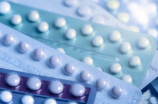 Lors de la prescription d’une contraception orale estroprogestative, il convient de préférer les pilules de 1re et de 2e générations (illustration).