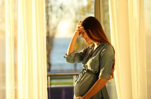 Les nausées, accompagnées ou non de vomissements, surviennent chez plus de la moitié des femmes enceintes (illustration).
