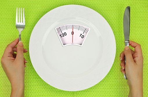 L'anorexie mentale se caractérise notamment par une restriction alimentaire forte, avec rituels, pulsions de contrôle, etc. (illustration). 
