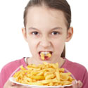 enfant mangeant des frites