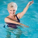 femme senior qui nage