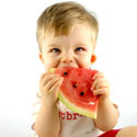 enfant mangeant un fruit