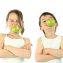 enfants qui mangent une pomme