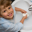 enfant se lavant les mains