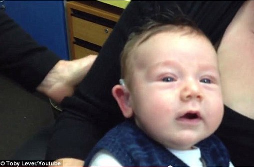 Un bébé de 7 semaines entend pour la première fois (© Toby Lever/Youtube) width=