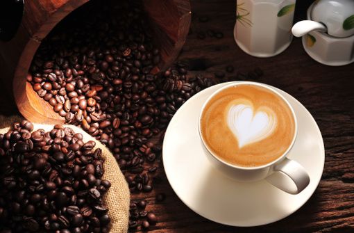 Latte Art (café au lait chauffé à la vapeur traçant des motifs - illustration). 