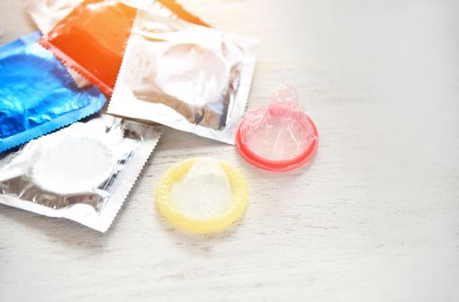 Le préservatif est le seul contraceptif qui protège de la transmission du VIH et de l'hépatite B.