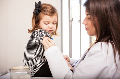 L'injection du vaccin COMIRNATY 3 µg/dose n'interfère pas avec le calendrier vaccinal pédiatrique.
