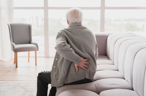 <p>La douleur concernerait de 40 à 75 % des personnes âgées vivant à leur domicile et près de 90 % de celles institutionnalisées (illustration).</p>
