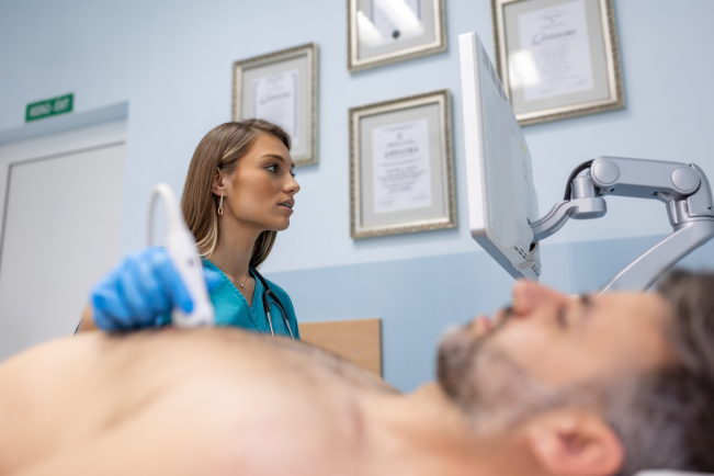 Le diagnostic est le plus souvent suspecté devant une hypertrophie pariétale du ventricule gauche.