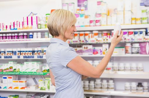 Les médicaments inscrits sur la liste de médication officinale peuvent être placés en accès libre dans les pharmacies (illustration).