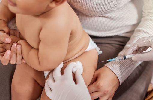 Les vaccinations obligatoires sont effectuées entre l’âge de 2 et 18 mois. width=