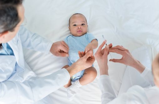 <p>Pas de vaccins vivants atténués avant 12 mois chez les nourrissons exposés à l'ustékinumab <em>in utero</em>.</p>