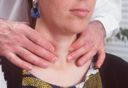 Examen clinique de la thyroïde (© Maïeutapedia.org).