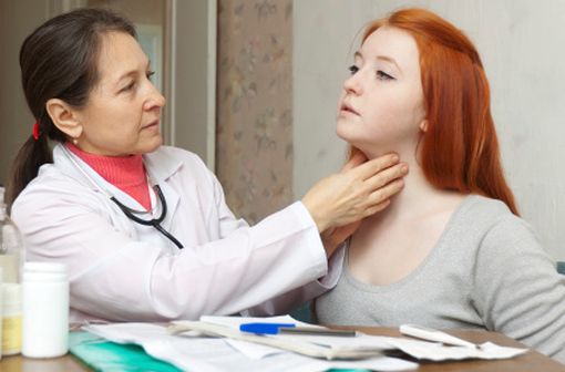 Examen clinique de la thyroïde (illustration).