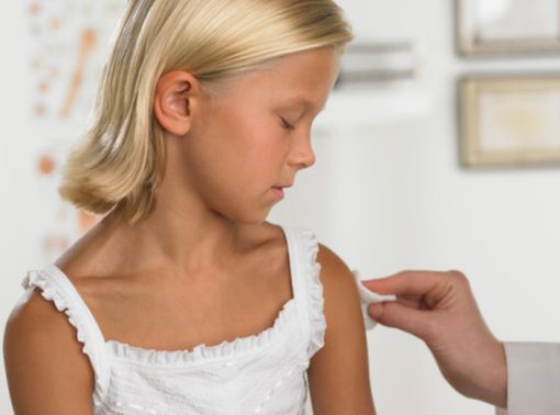 Selon le calendrier vaccinal 2013, la vaccination des filles contre le HPV est recommandée entre 11 et 14 ans.