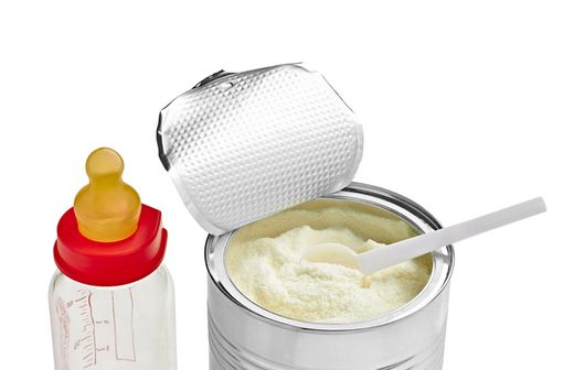 Si elle n’est pas traitée, une allergie aux protéines de lait de vache peut provoquer des lésions de l’intestin et diminuer l’absorption des nutriments (illustration).