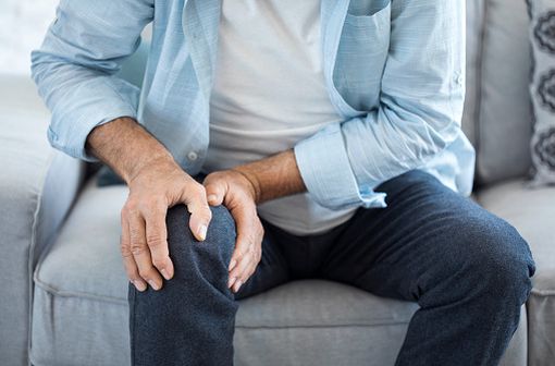 L'arthrose traduit une dégénérescence du cartilage des articulations et conduit à une destruction plus ou moins rapide du cartilage qui enrobe l'extrémité des os (illustration).