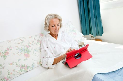 Le programme de télésuivi expérimenté permet aux patients de renseigner leurs symptômes à domicile par internet (illustration).