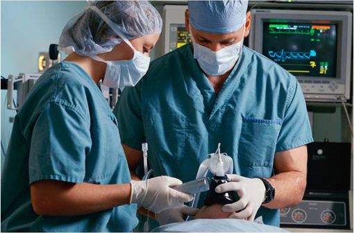 Le bésilate d'atracurium injectable permet notamment de faciliter l'intubation endotrachéale et la ventilation assistée  lors d’interventions chirurgicales (illustration).