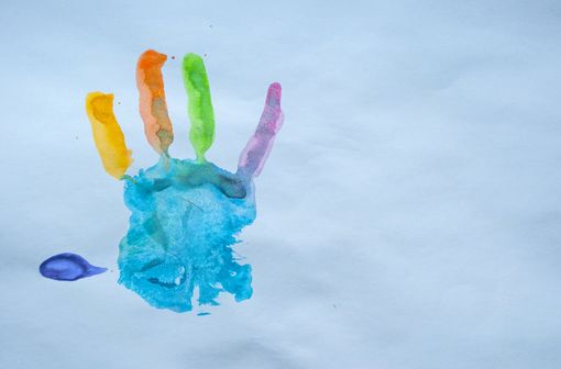 Les troubles du spectre de l'autisme (TSA) sont caractérisés par des difficultés dans les interactions sociales et la communication, et des comportements et intérêts à caractère restreint, répétitif et stéréotypé (illustration).