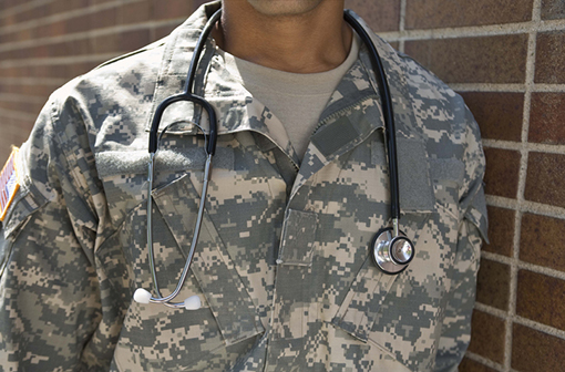 Une étude menée par l'armée suisse montre que les mesures barrières semblent prévenir l'apparition de symptômes en cas d'infection (illustration).