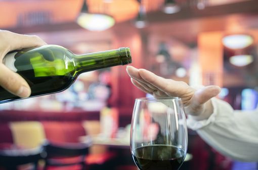 L’objectif de la prise en charge de l’alcoolodépendance est d’améliorer la qualité de vie des patients et de réduire les dommages et risques par un changement durable de la consommation (illustration).