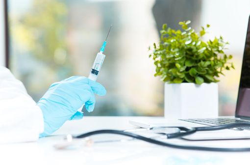 En ville, BETADINE ALCOOLIQUE 5 % est indiquée dans l'antisepsie de la peau saine avant un acte de petite chirurgie ou un geste invasif comme une injection (illustration).