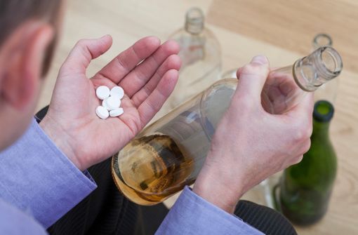 La persistance à 6 mois du traitement par baclofène hors neurologie est de 19 % si l'on tient compte des possibles interruptions de traitement et de 10 % sans interruption de traitement (illustration).