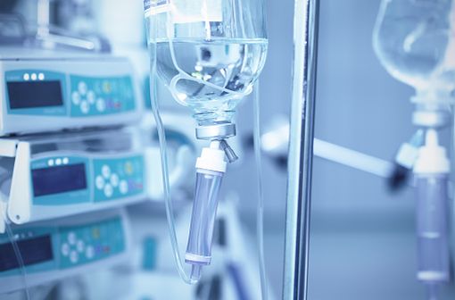 Les différents dosages de carboplatine peuvent être administrés en dérivation d’une perfusion de solution de glucose à 5% ou de chlorure de sodium à 0,9% (illustration).