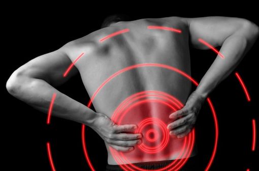 Les contractures musculaires douloureuses ont le plus souvent une origine rachidienne et, parmi elles, les plus fréquentes sont les lombalgies (illustration).