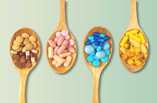 Les compléments alimentaires à base de glucosamine et de chondroïtine sulfate sont potentiellement à risque pour certaines populations (illustration).