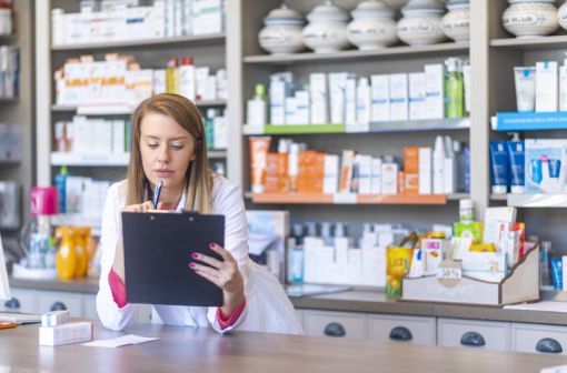 La situation des corticoïdes oraux s'améliore progressivement mais certains patients rencontrent encore des difficultés pour se procurer des corticoïdes (illustration).
