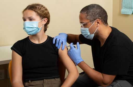 L'objectif d'une injection de rappel serait de booster la réponse immunitaire conférée par la primo-vaccination (illustration).