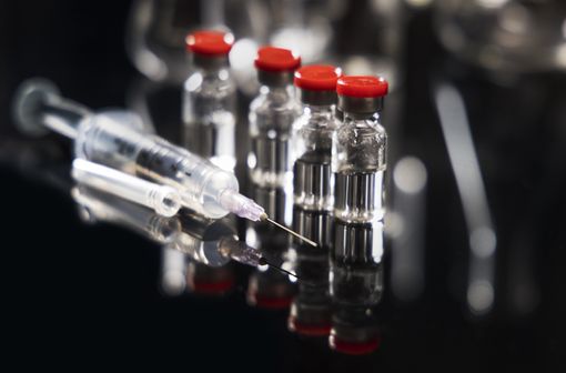 Le rapport bénéfice/risque du VACCIN ASTRAZENECA reste positif, mais dans un périmètre restreint selon la HAS, au vu des données disponibles à ce jour (illustration)