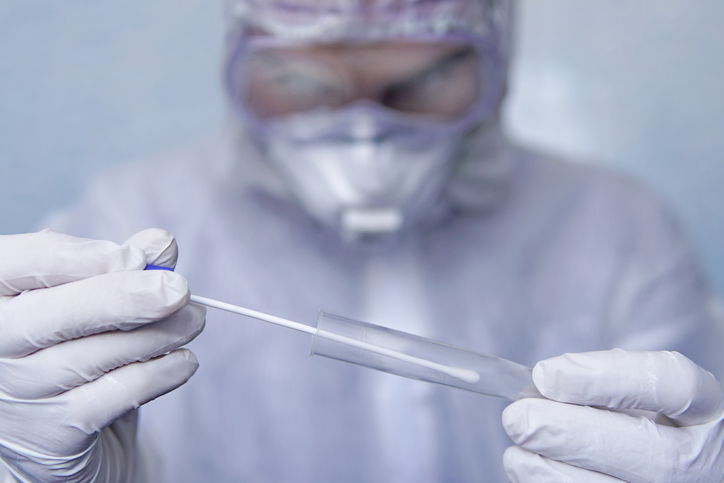 Le HCSP recommande de ne pas prescrire d'antibiotiques chez un patient COVID-19 confirmé, en dehors de la présence d’un autre foyer infectieux documenté (illustration).