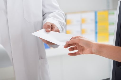 Des autorisations dérogatoires sont accordées aux pharmaciens notamment pour dispenser certains médicaments dans le cadre de l’état d’urgence sanitaire (illustration).