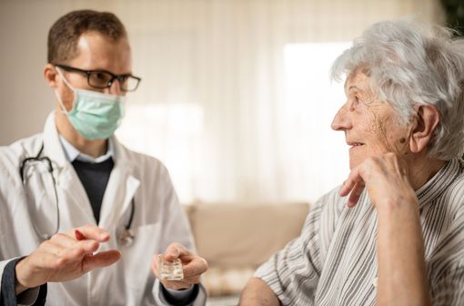 Les infirmiers/ières sont autorisé(e)s jusqu'au 15 avril 2020 à prolonger certains soins initialement prescrits par un médecin, au-delà de la durée de validité de l'ordonnance (illustration).