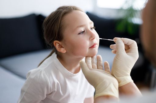 Les tests antigéniques nasaux de dépistage de la COVID-19 peuvent désormais être réalisés chez les adolescents et les enfants de 15 ans et moins (illustration).