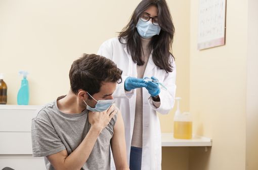 Pour les moins de 55 ans, la 2e dose de vaccin contre la COVID-19 n'aura pas lieu avec VAXZEVRIA, mais avec un vaccin à ARNm (illustration).